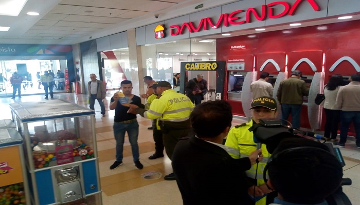 En el Centro Comercial Santa Fe, Policía de Suba realizó campaña para prevenir robos en el sistema financiero