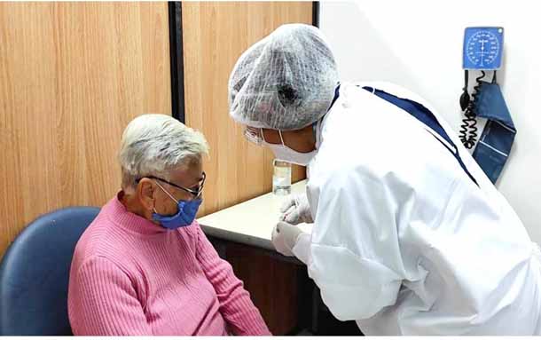Bogotá avanza con vacunación de mayores de 80 años