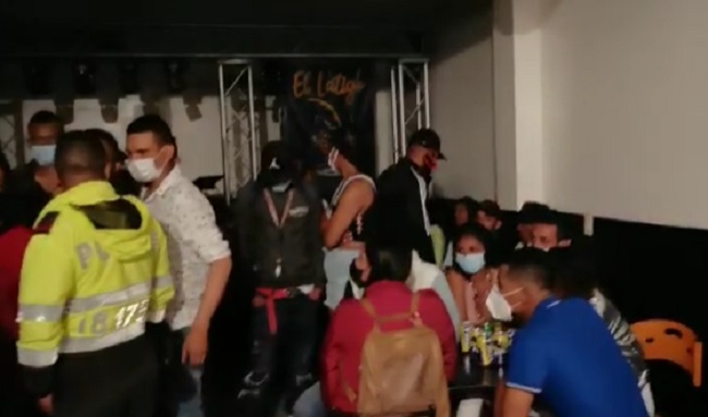 ¡Irresponsables!: sorprenden a 100 personas en una fiesta clandestina en La Gaitana en Suba
