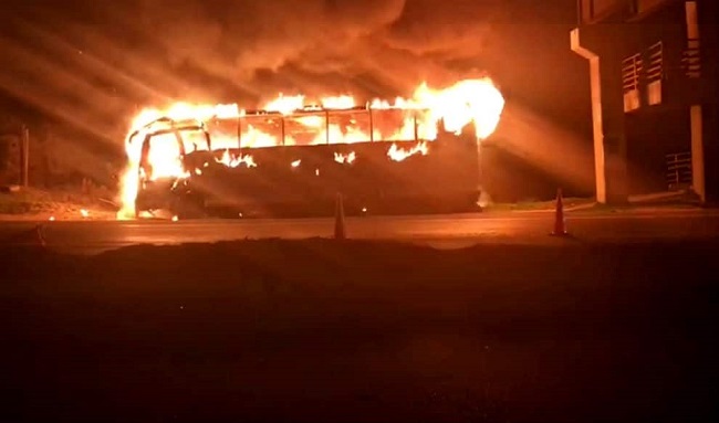 Después de robar a los pasajeros, delincuente queman un bus en vía que conduce de Zipaquirá a Cogua