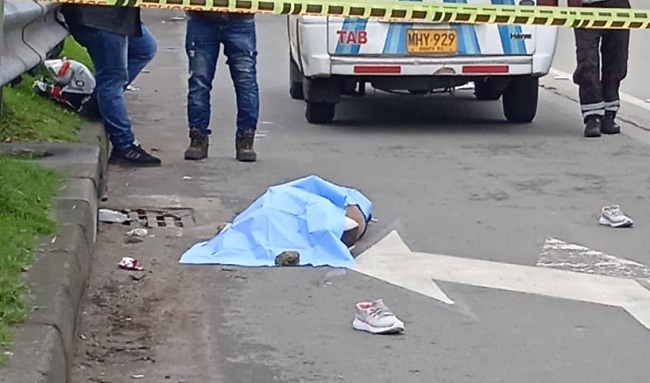 Peatón murió atropellado por una moto en la Avenida Suba con Avenida Cali