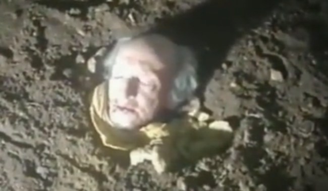 Adulto mayor se enterró vivo en Usme, como señal de protesta por el abandono del que es víctima.