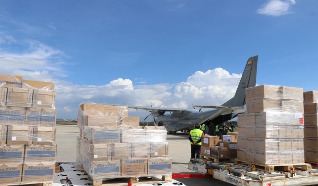 Con puente aéreo, su Fuerza Aérea Colombiana transporta medicinas y víveres en Ecuador
