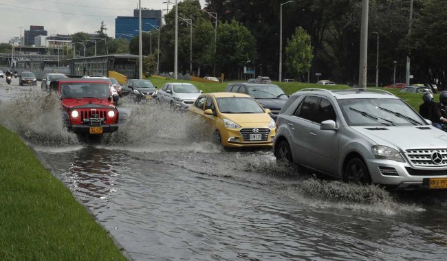 Fuertes lluvias generan inundaciones y problemas de movilidad en Bogotá