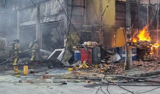 Atención: emergencia por explosión en fábrica de pinturas en Bogotá  