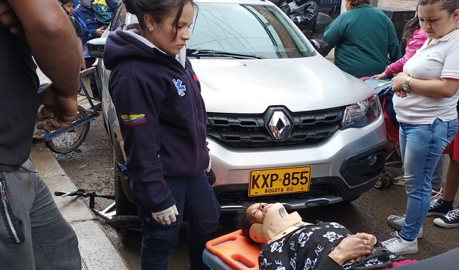 Imprudencia de un carro particular causó accidente a señora recicladora en el barrio Bilbao