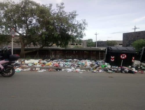 Padres de familia se quejan por acumulación de basuras en el colegio Gerardo Molina